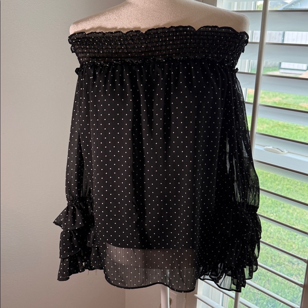NWT Small CeCe Black and white polka dot Textured Blouse with ruffle sleeve.